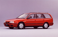 1990年「日産アベニール」。ワゴン専用モデルとは割り切れず、ボディーを共用する商用バン「アベニール カーゴ」も用意された。2代目は内容はもちろん、スタイリングにも「レガシィ」の影響が伺えた。