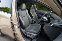 シートにはこのクラスとしては極めてぜいたくなベンチレーション機能を追加設定(ヒーターは以前から)。それに合わせてシート表皮(本革×ファブリック)も刷新している。