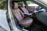 ウオッチストラップをモチーフにしたというシートはヒーターにベンチレーション、マッサージ機能まで完備している。