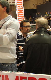 イベント会場でのティエリー氏は、いつも読者と熱心に自動車談義を繰り広げていた。