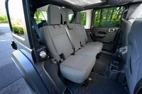 リアシートは6:4の分割可倒式。他のグレードとは異なり、カップホルダー付きのセンターアームレストは非装備となる。