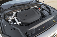 「B6」と呼ばれるパワーユニットは、最高出力300PS/最大トルク420N・mの2リッター直4ガソリンターボエンジン+スーパーチャージャーに、同13.6PS/同40N・mのISGM(インテグレーテッド・スターター・ジェネレーター・モジュール)と48Vリチウムイオンバッテリーを組み合わせたマイルドハイブリッドシステム。