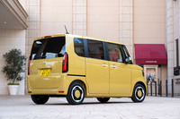 リアコンビランプはボディーパネルとRを合わせることでメリハリのあるグラフィックに。ナンバー灯も含めてすべてがLEDになった。