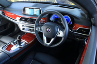 「ミルテ」と呼ばれるウッドトリムが印象的なインテリア。ハンドル位置は右。