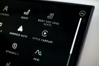 「ボディー&ソウルシート」はセンターディスプレイのメニューから操作できる。最上級のオーディオ体験だけでなく、マッサージ機能によるウェルネス効果も得られるとアピールされる。