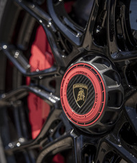 「レヴエルトSV」は、センターロック式の軽量ホイールを装着。ブレーキキャリパーの色は12色から選べる。
