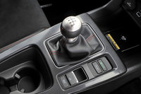 心地よい操作感を実現する6段MTのシフトノブ。握りの形状はグレードによって異なり、「EX」には革の巻かれた球状のものが採用される。