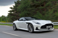 ドライブトレインでは、より力強い中間加速を実現すべく、最終減速比を3.083:1と低く設定したのも特徴。動力性能は、0-100km/h加速が3.6秒、最高速が325km/hとされている。