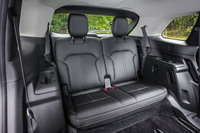 2人掛けとなる「CX-80」の3列目シート。深く腰かけられるように空間設計もゼロから見直されている。リアドア開口部の高さ拡大(+20mm)や、ステップの形状変更、乗車用グリップやワンタッチウオークイン機能の採用などで「CX-8」に対し乗降性の改善も図られた。