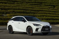 新開発のハイブリッドシステムを搭載する「RX500h“Fスポーツ パフォーマンス”」。2.4リッターターボエンジンに高出力リアモーター「eAxle」、バイポーラ型ニッケル水素電池などを組み合わせ、システム最高出力371PSのパワフルな走りを実現する。