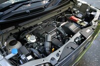 パワーユニットは今日のスズキ車ではおなじみのもの。エンジンは「R06A」型0.66リッター直列3気筒で、自然吸気とターボの両方を設定。ともにマイルドハイブリッド機構付きで、ターボの4WD車でも20.8km/リッターの燃費を実現している(WLTCモード)。