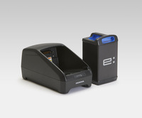 交換式バッテリー「Honda Mobile Power Pack e:」と、その専用充電器「Honda Power Pack Charger e:」。