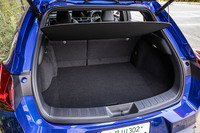荷室の容量はデッキボード上部が305リッター、同下部が5リッター。“Fスポーツ”には、挟み込み防止機能・停止位置メモリー機能付きの「ハンズフリーパワーバックドア」が標準装備される。