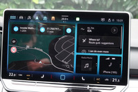 大型タッチディスプレイの画面最上段にソフトスイッチが設けられ、ここでナビゲーションシステムやドライブモード、運転支援装置などの情報をワンアクションで呼び出せるようになった。