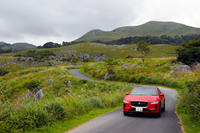 ボディーカラーは全12種類。デザインチームが設計の段階から開発に携わったという豊富な純正アクセサリーとも相まって、高級車ならではの自由度の高いカスタマイゼーションが可能だ。