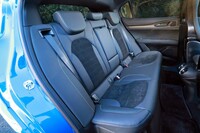 リアシートは4:2:4の3分割可倒式。中央の背もたれを倒せば、4人乗車しつつスキー板などの長尺物を積むことも可能だ。