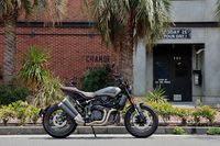 車体はスリムな鋼管トレリスフレームを中心に構成。低重心化のため、燃料タンクはシートの下に配されている。