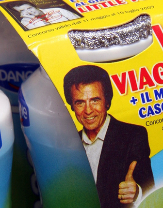 「リトル・トニーのコンサートツアー付き米国旅行が当たる」というダノン・イタリア法人製のヨーグルト。(2009年撮影)