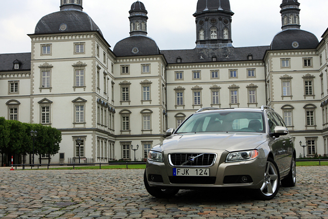 【スペック】V70 T6:全長×全幅×全高=4823×1861×1547mm/ホイールベース=2816mm/車重=1815kg/駆動方式=4WD/3リッター直6DOHC24バルブターボ(285ps/5600rpm、40.8kgm/1500〜4800rpm)(欧州仕様車)