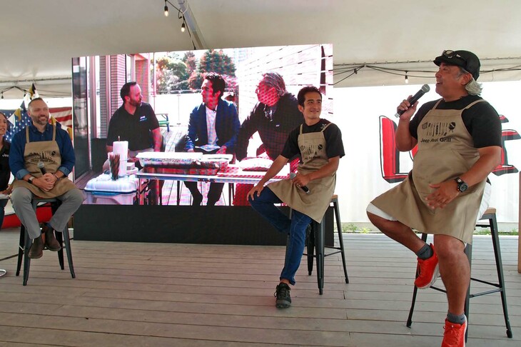 スツールにかけてトークショーに臨むのは、(写真右から)快適生活研究家の田中ケンさん、その子息でアウトドアアドバイザーの田中 翔さん、そしてステランティスの上級副社長でインドアジア太平洋地域セールスマーケティングオペレーションも務めるビリー・ヘイズさん。3人のBBQ通による、アツいBBQ談義が展開された。