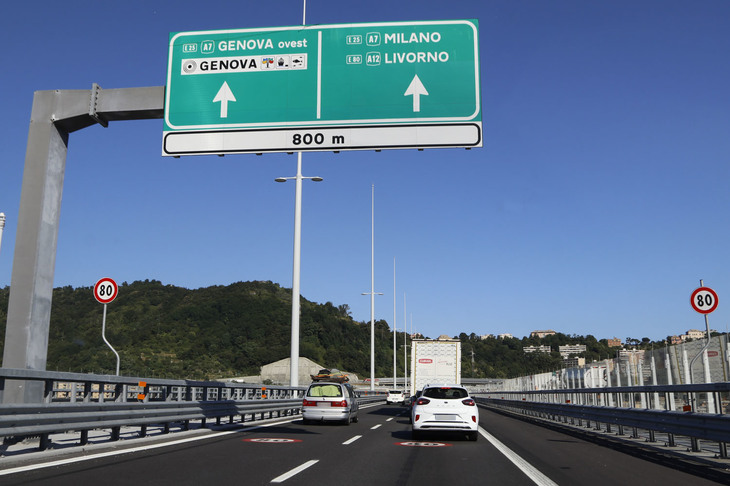 橋に差しかかると、いきなり分岐の表示が。制限速度は80km/hだ。