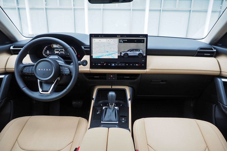 15.6インチサイズの大型センターディスプレイを採用する新型「CX-5」のコックピット。