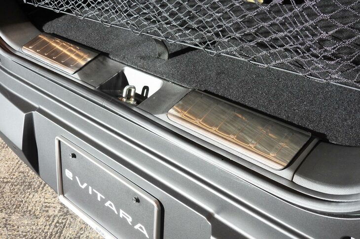 スズキeビターラZ 用品装着車(バックドアシルガード)