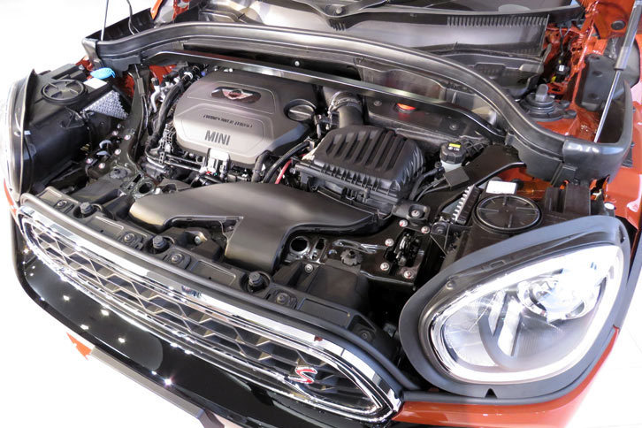 新型「MINIクロスオーバー」には、BMWのモジュール戦略にのっとった最新世代の2リッター直4ディーゼルエンジンが搭載される。