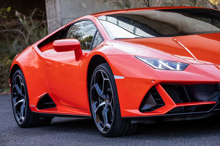 フロントリフティングシステムを作動し、車高を上げた状態。スイッチを押してからわずか数秒で車高が上がる。試乗車には前245/30R20、後ろ305/30R20サイズの「ピレリPゼロ」タイヤが装着されていた。