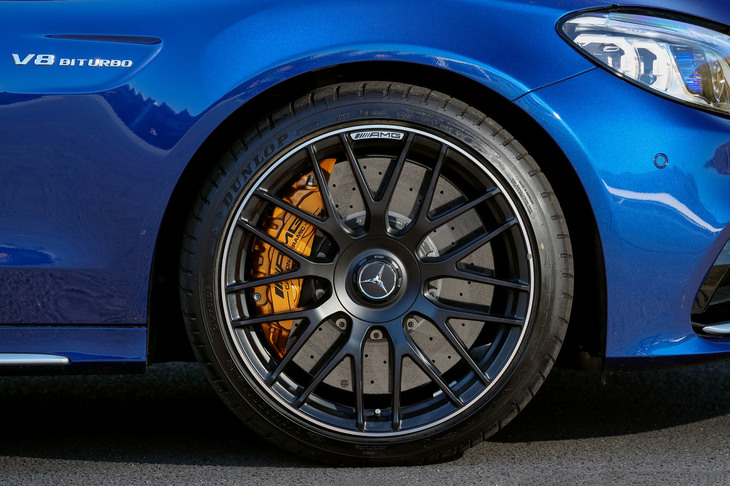 「C63 S」専用の「AMGクロススポーク鍛造アルミホイール」。ゴールドの「AMGカーボンセラミックブレーキ」(フロント)は、セットオプションの「AMGパフォーマンスパッケージ」に含まれる。