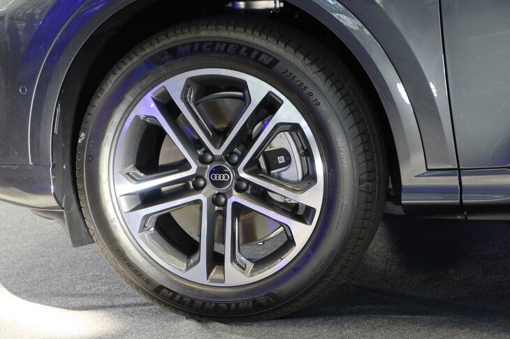 アウディQ5 TDIクワトロ150kWアドバンスト(フロントホイール)