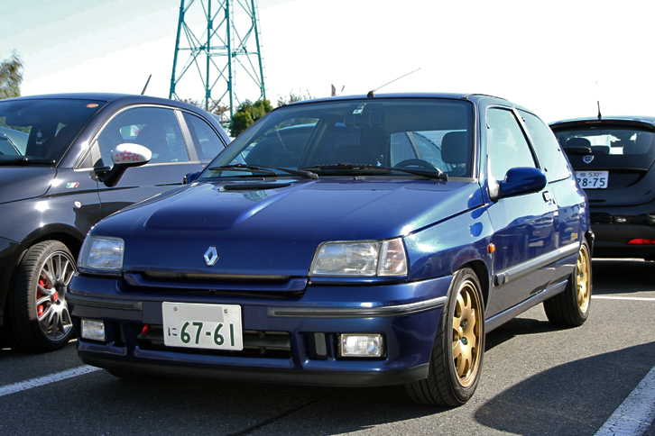 「ルノー・クリオ ウィリアムズ」。初代クリオ(日本名:ルーテシア)をベースに、F1でルノーとタッグを組んでいたウィリアムズの名を冠したラリー用ホモロゲーションモデル。