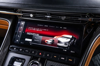 センターコンソールに組み込まれたタッチスクリーンは10.25インチサイズ。スマートフォンとの連携を可能にする「Apple CarPlay」と「Android Auto」は、ワイヤレス接続に対応している。