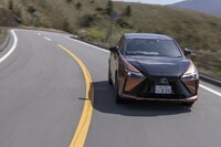 プラットフォームのベースは「トヨタbZ4X」と共通の「e-TNGA」。ただし、各種の補強やブレースの追加によってボディー剛性を高めている。