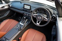 「VSテラコッタセレクション」のインテリア。「990S」とは違ってオートエアコンやカーナビが付いている。