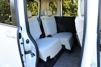 320mmのスライド機構が備わるリアシート。50:50で左右個別にシートアレンジが行える。後席のスライドドアは、先代と同様に650mmの開口幅が確保されている。