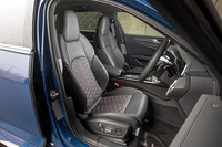 シート表皮はさらりとした触感が特徴のパルコナレザー。バックレストに「RS」ロゴのステッチが入る。