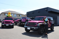 ご自身のピンクの「ラングラー」で来店したMiki☆さん。これは2024年9月発売の限定車だが、どうやら同じ色のようだ。