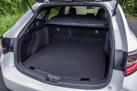 荷室容量は5人乗車の通常使用時で329リッター。最大左右幅は1464mm、荷室床面からの最大天井高(デッキボード下段設置時)は755mmとなる。