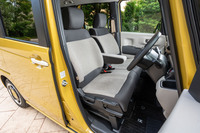 シートはまるで無印良品のソファのような質感だ。背もたれの中央からサポートへとなだらかにつながる曲線が優しい雰囲気を生み出す。