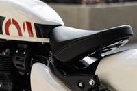 フローティング式のシングルシート。アクセサリーで、キャリアとしても使えるタンデムシートキットも用意される。