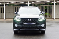 黒を基調としたフロントグリルや、グリルに隣接して配置されたヘッドランプと新形状のデイタイムランニングランプが目を引く新型「マツダCX-5」のフロントフェイス。