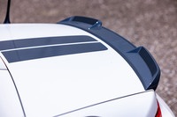 「リアスポイラー」は「マツダ スピリット レーシング・ロードスター」に共通するデザインだが、同車のアイテムが「ブリリアントブラック」になるのに対して「マツダ スピリット レーシング・ロードスター12R」では「RSグレー」と呼ばれる専用カラーで仕上げられている。