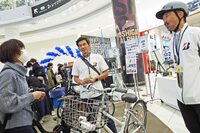 自転車のコーナーでは、正しいヘルメットの被り方や、タイヤの空気圧の管理方法などもレクチャー。自転車用タイヤは、サイドウォールに適正空気圧が書いてあるって、知ってました?