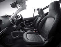 2モデルともに、シートはブラックの本革仕立てとなる。