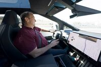 「サイバートラック」の内部は修道院の独房のような厳かな魅力に満ちている。