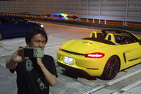 いつもの首都高辰巳PAで休憩中、キメポーズの撮影シーンを担当サクライ君に撮影される。まぁ、毎回こんな感じで楽しく夜の首都高に出撃している。