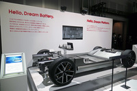 2022年7月に中国BYDが日本市場進出を発表した際に展示された、BYDのEVプラットフォームの模型。同社は安価で高性能な自社開発バッテリーを武器に、急速にシェアを伸ばしている。