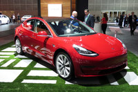 電気自動車メーカー、テスラのブースでは、最新モデル「モデル3」が注目を集めていた。生産が難航しているというが……。