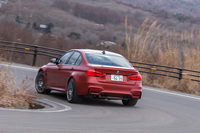 トラクション性能を高めるため、電子制御式多板クラッチを用いて駆動力を左右後輪間で可変配分する「アクティブMディファレンシャル」やDSCの制御も最適化されている。